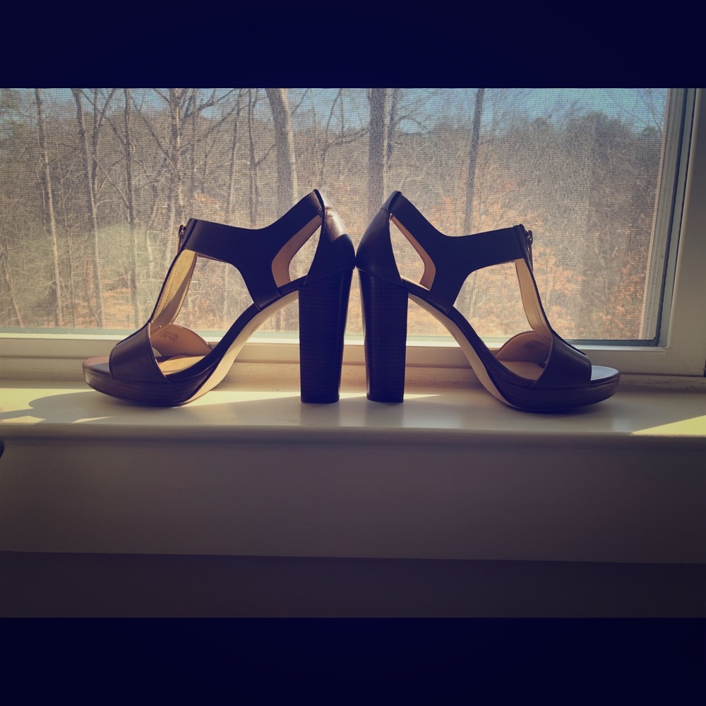 Michael kors acorn Berkley t strap sandal 7.5